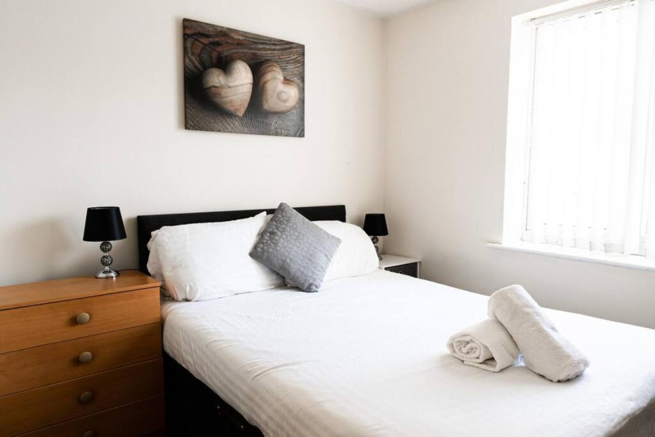 Greenings - 2 Bed With Free Off Road Parking & Wifi Apartment