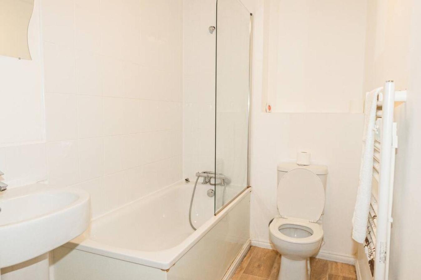 Greenings - 2 Bed With Free Off Road Parking & Wifi Apartment *