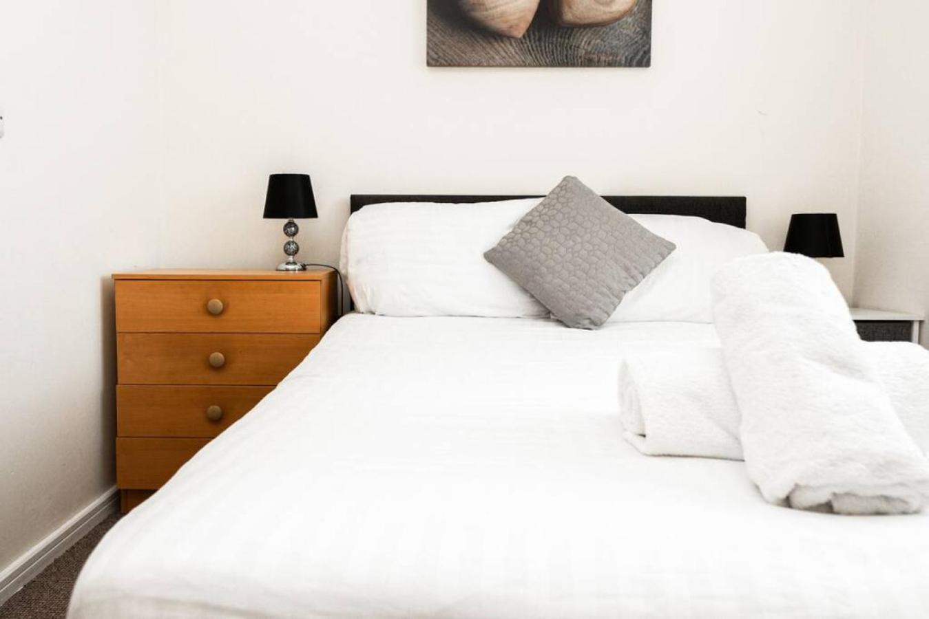 Greenings - 2 Bed With Free Off Road Parking & Wifi * Warrington (Cheshire)
