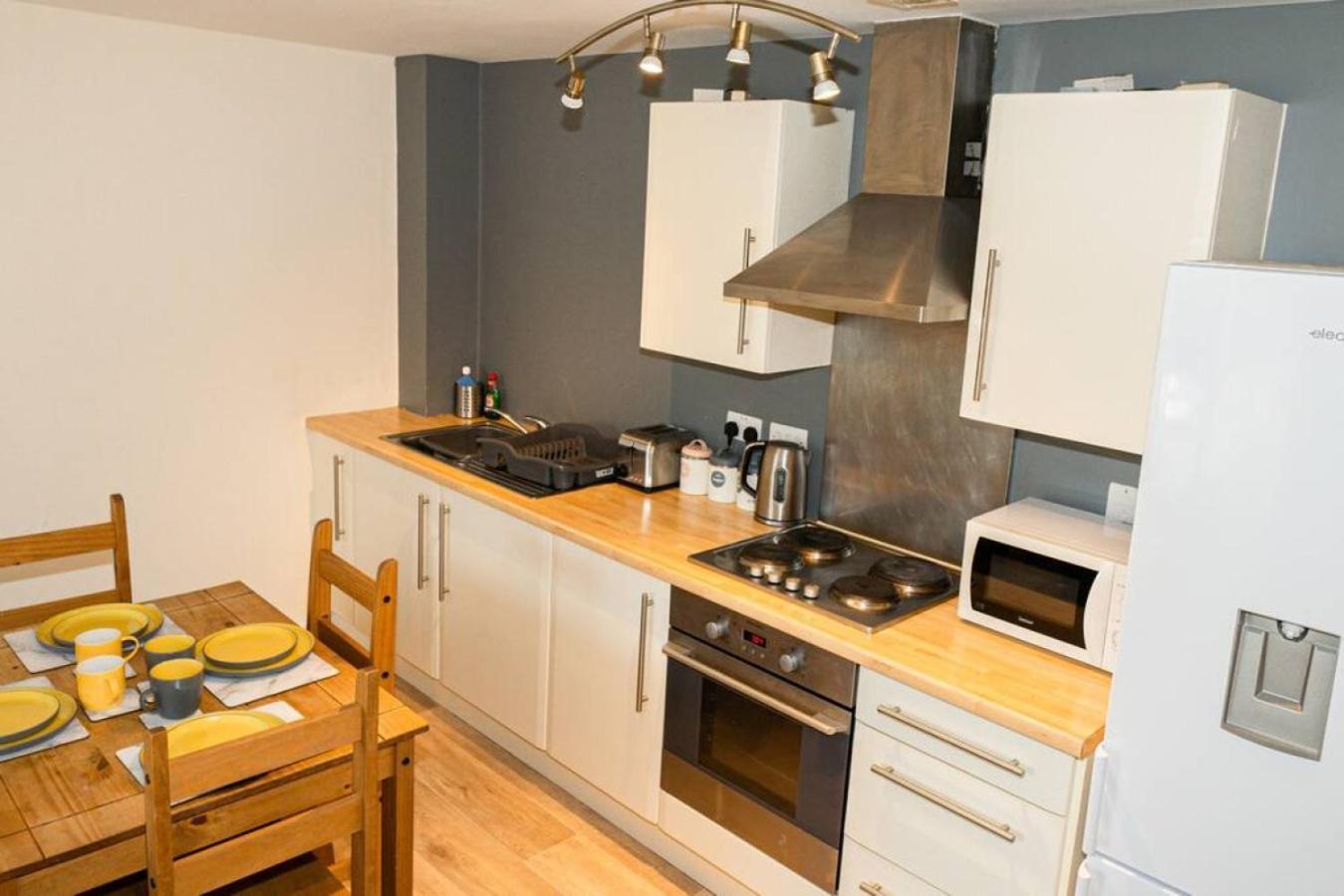 Apartment Greenings - 2 Bed With Free Off Road Parking & Wifi