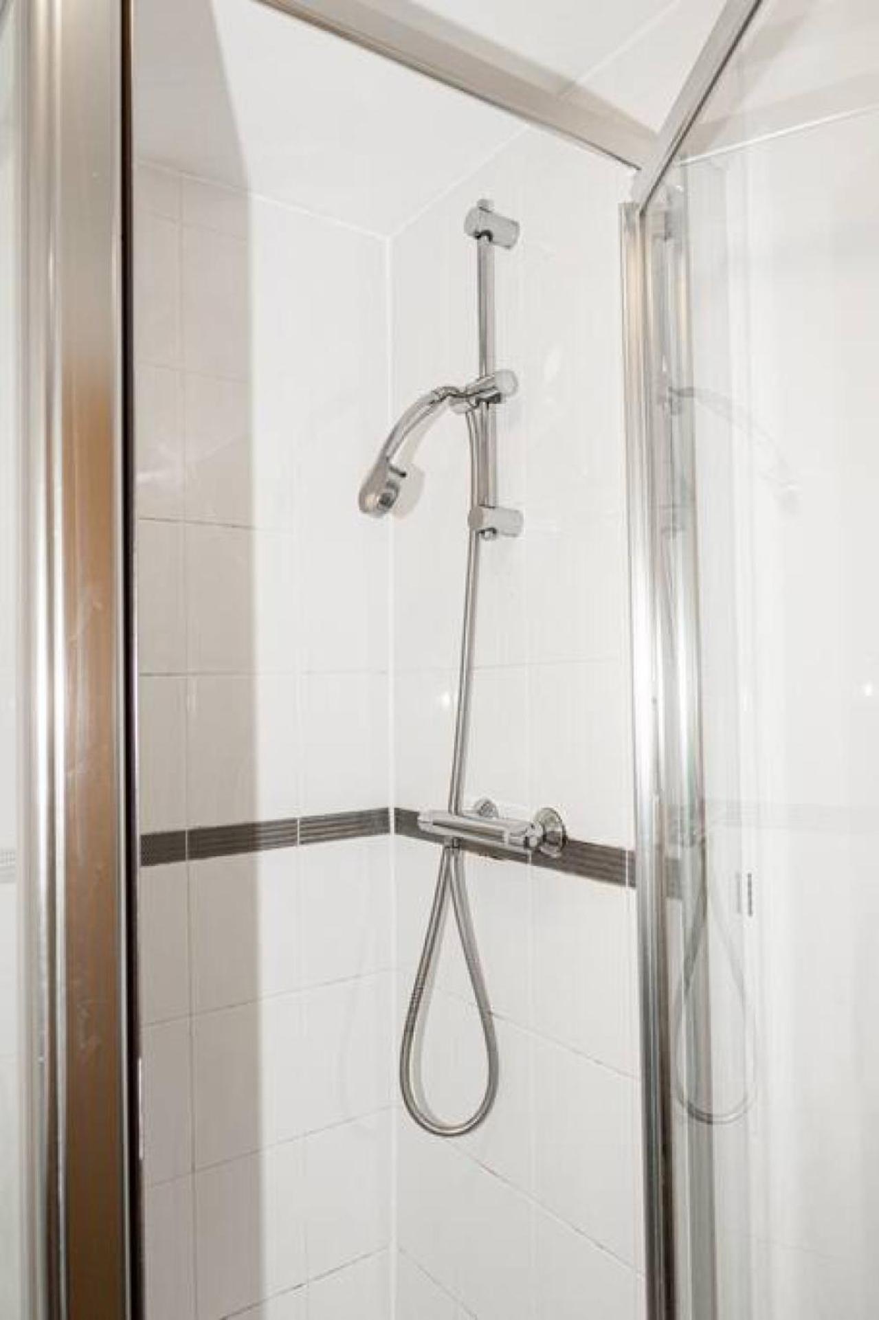 Greenings - 2 Bed With Free Off Road Parking & Wifi Apartment Warrington